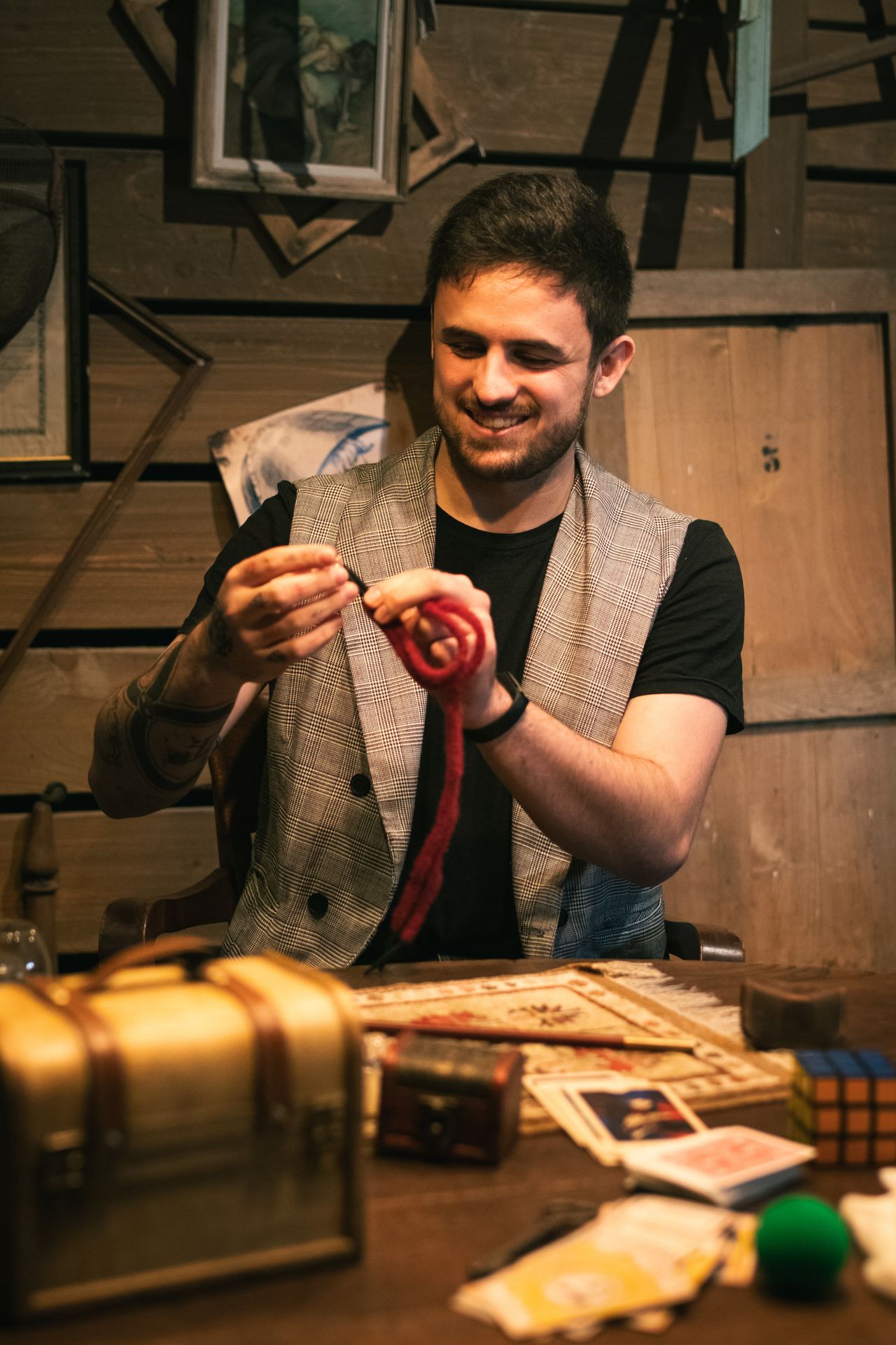 Crédit photo : Amélie Mignon Samuel Foussard Magicien lacets sourire intérieur table accessoires