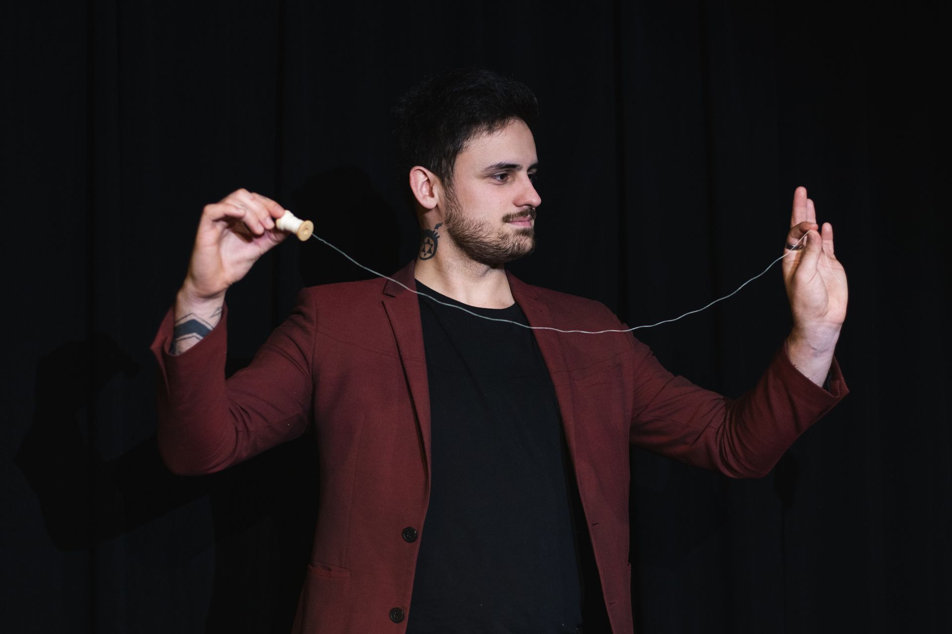 Crédit photo : Amélie Mignon Samuel Foussard Magicien déroule fil